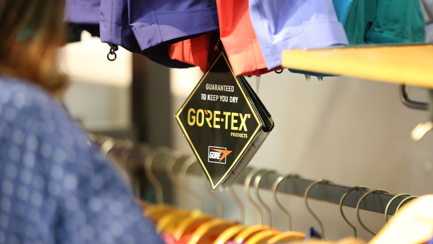Illustration for the article "Next-Gen GORE-TEX and the ePE Membrane: What 'PFAS-Free' and 'Reduced Carbon Footprint' Mean on the Label — As Gore Describes It" from Advnture