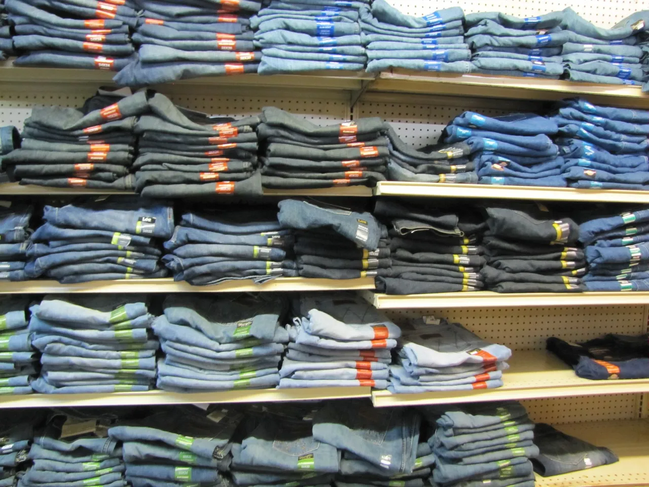 Illustration for the section "Levi's Policy on Refunds and Replacements" from Gopher Bargain