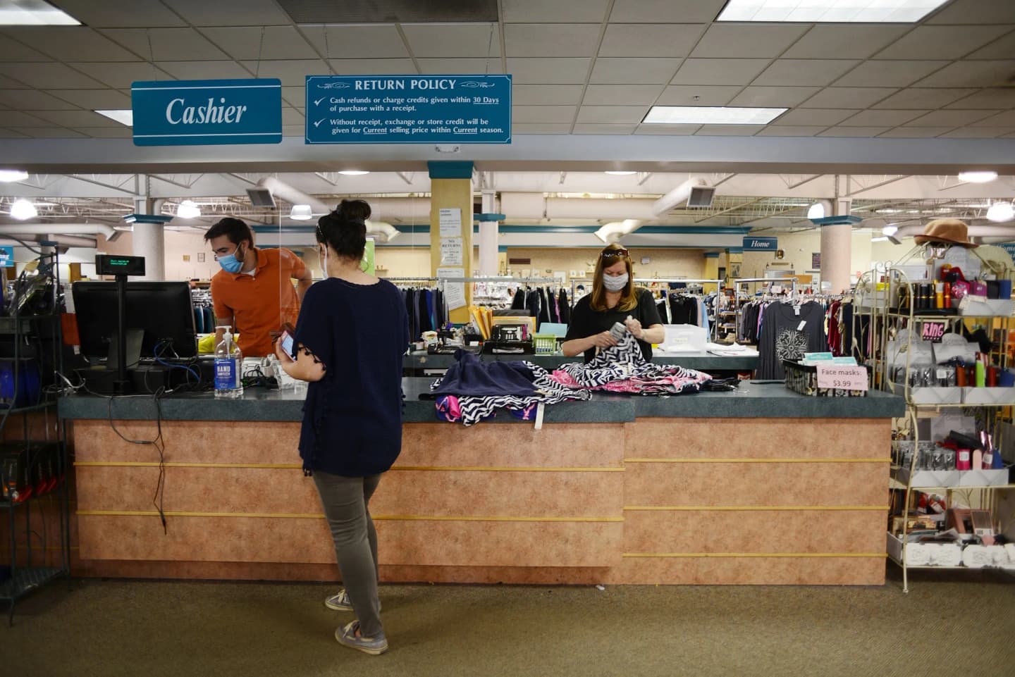 Illustration for the article "How to Return an H&M Order from the US: The 30-Day Window, the $5.99 Mail-In Fee, and What Counts for In-Store Returns" from Bloomberg.com
